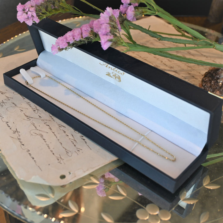 軽い着け心地のスクリューネックレス