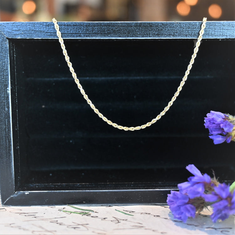 軽い着け心地のスクリューネックレス