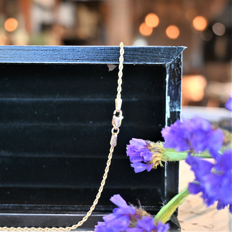 軽い着け心地のスクリューネックレス