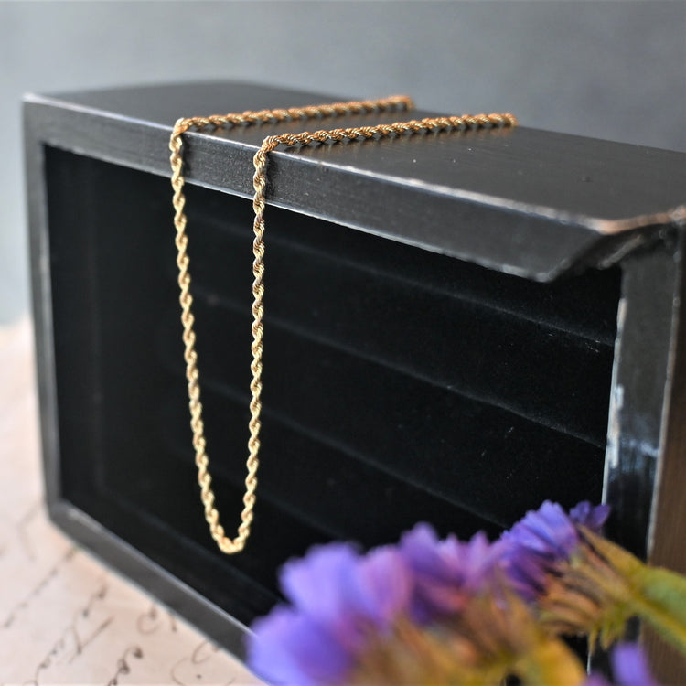 軽い着け心地のスクリューネックレス