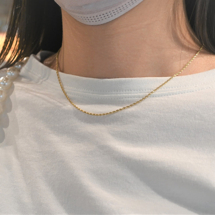 軽い着け心地のスクリューネックレス