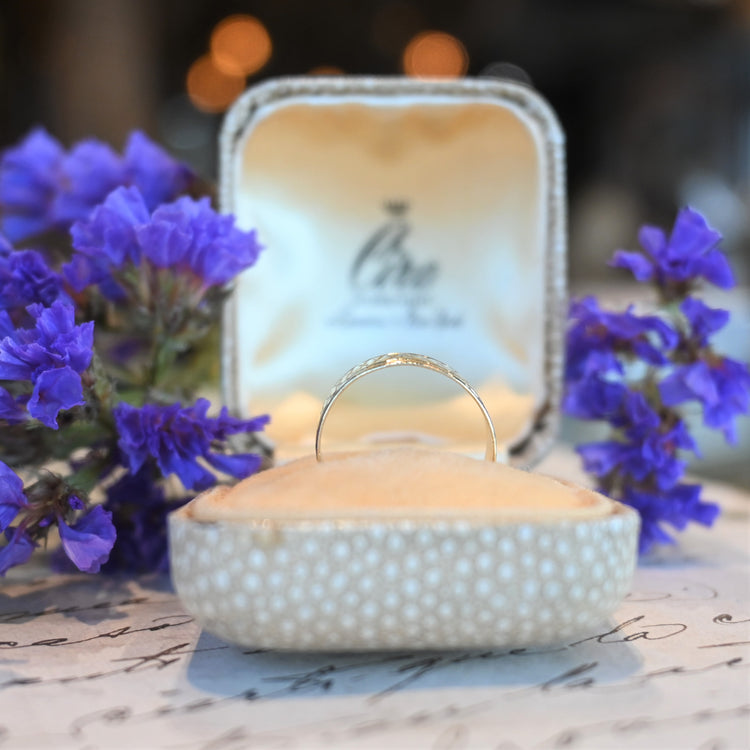 彫りのユニークな ゴールドリング