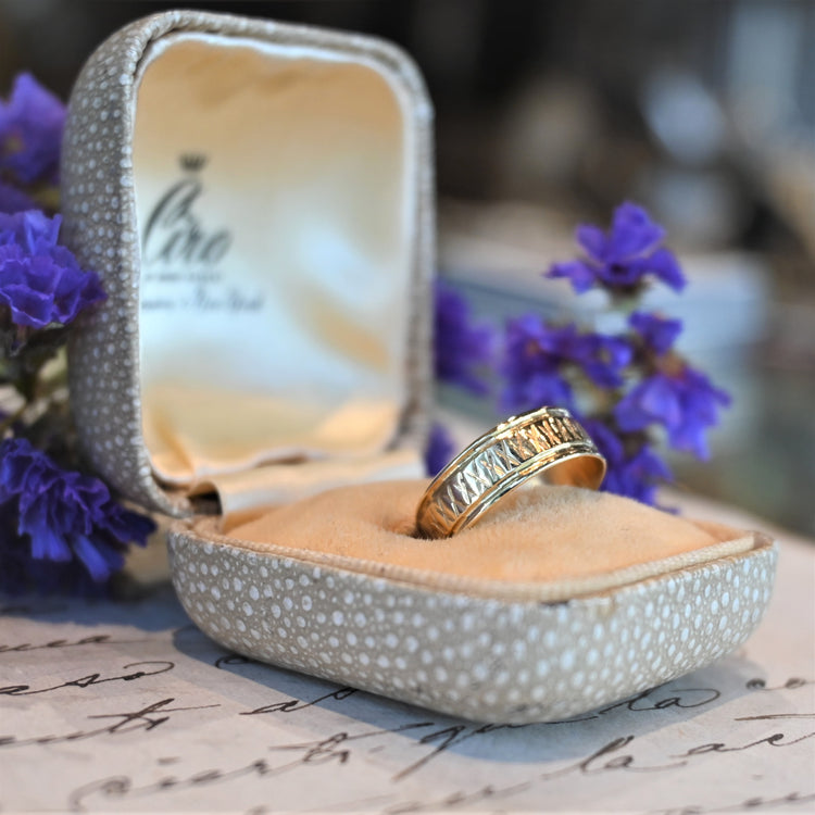 彫りのユニークな ゴールドリング