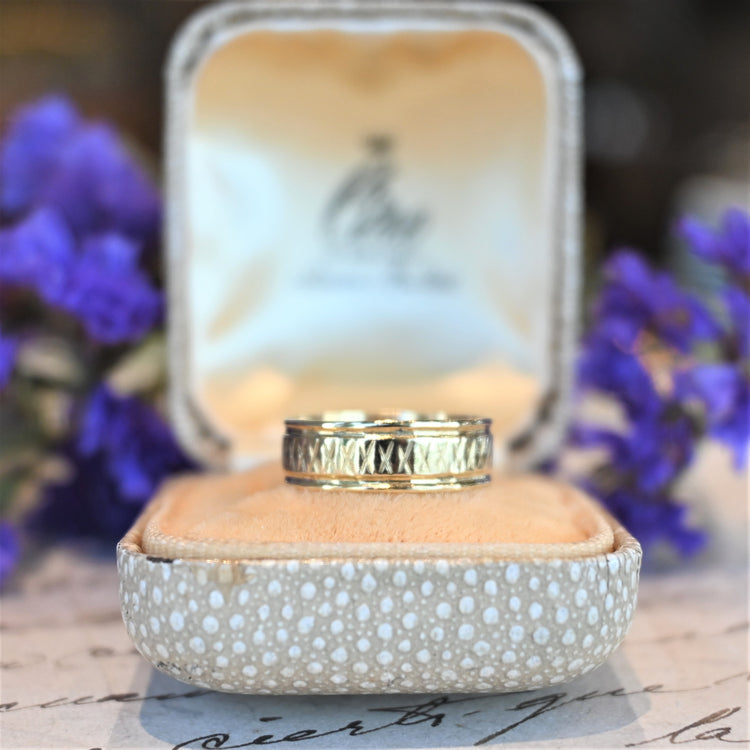 彫りのユニークな ゴールドリング