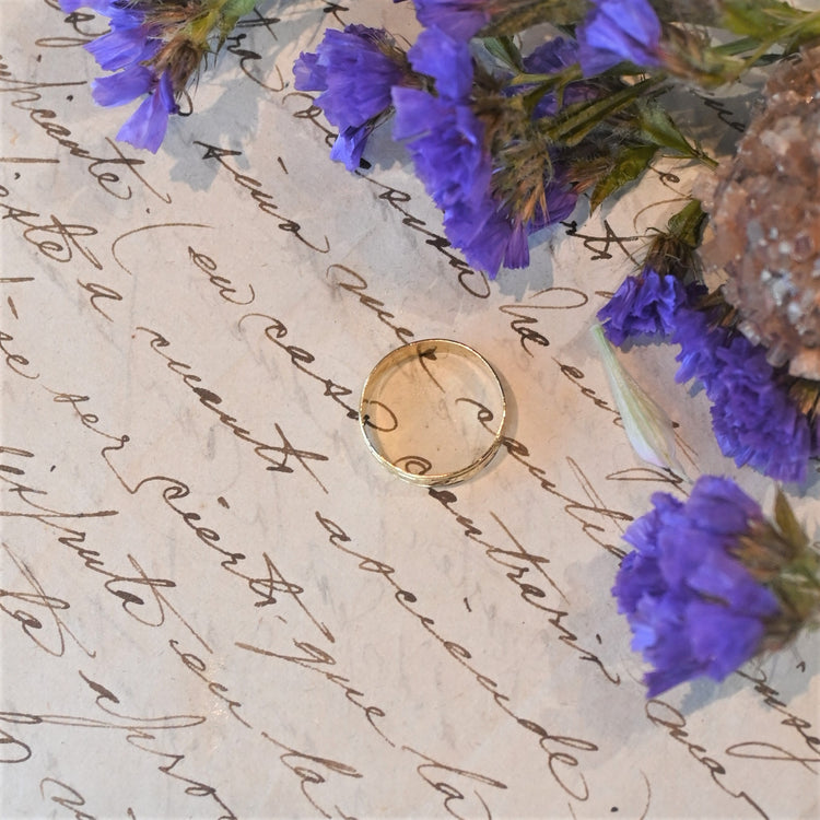 彫りのユニークな ゴールドリング