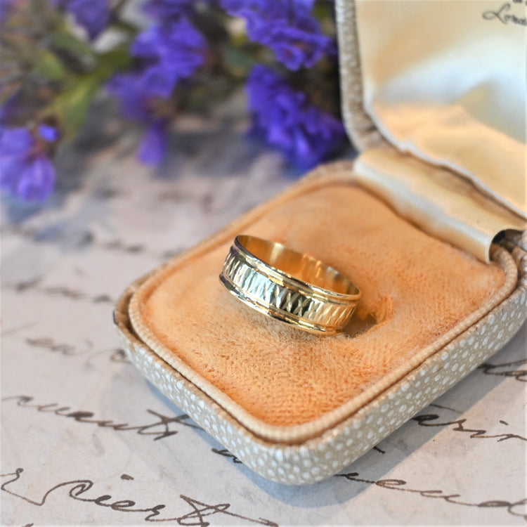 彫りのユニークな ゴールドリング