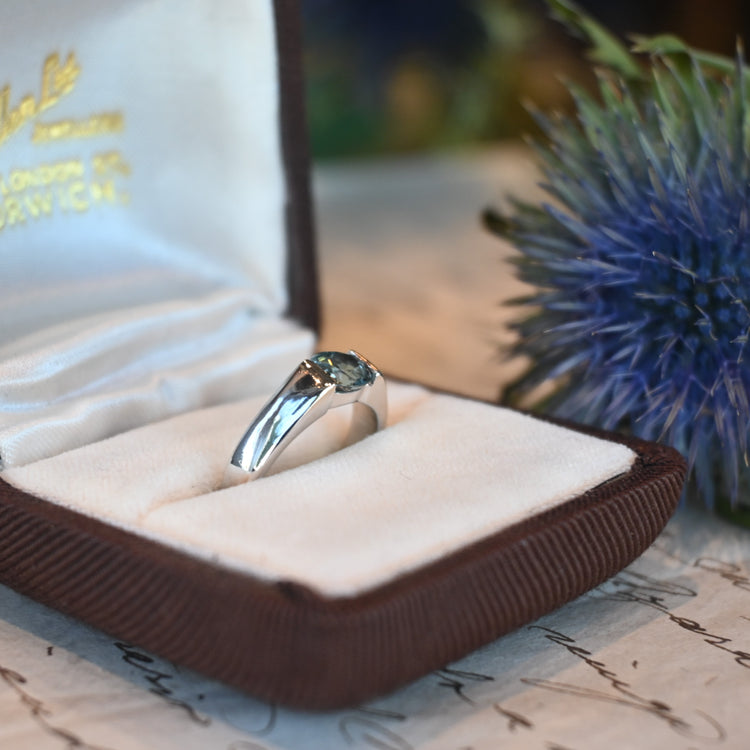 シンプルなトパーズ リング