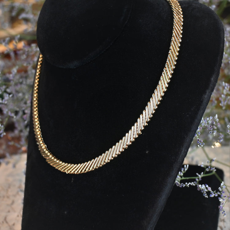 ゴージャスな UNOAERRE ゴールドネックレス