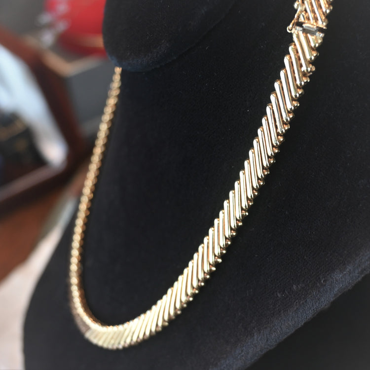 ゴージャスな UNOAERRE ゴールドネックレス