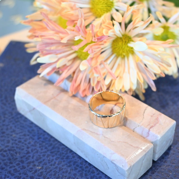 シンプルな幅広リング