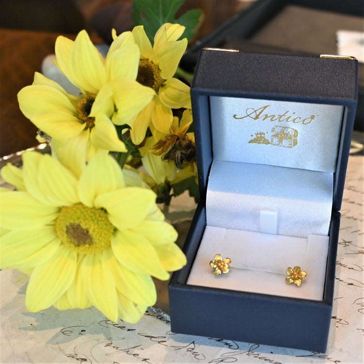 立体感のある お花ピアス