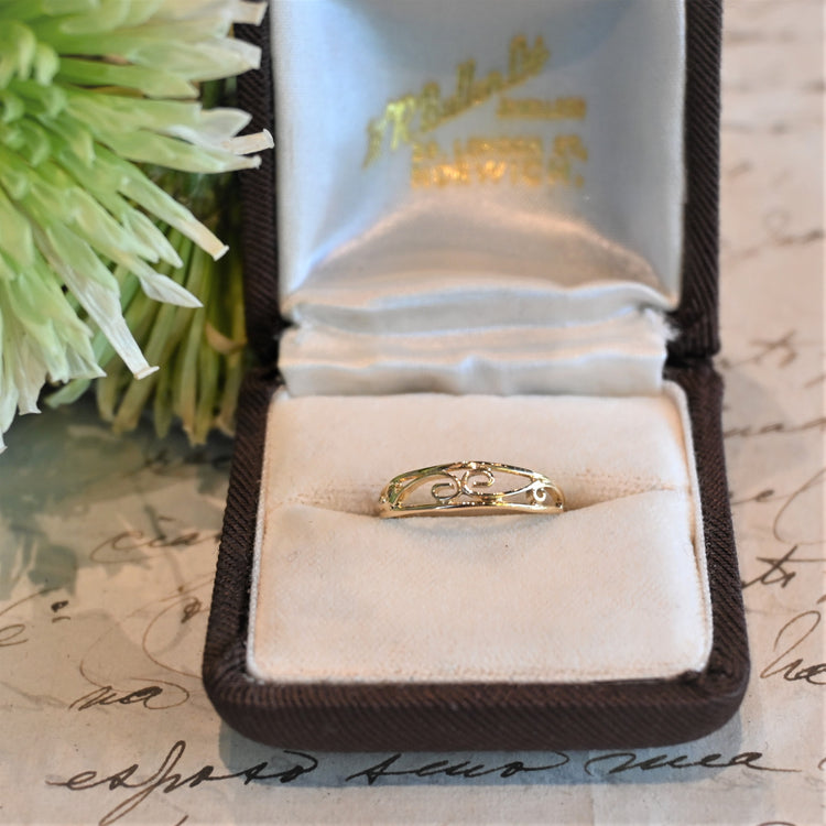 シンプルな透かしリング