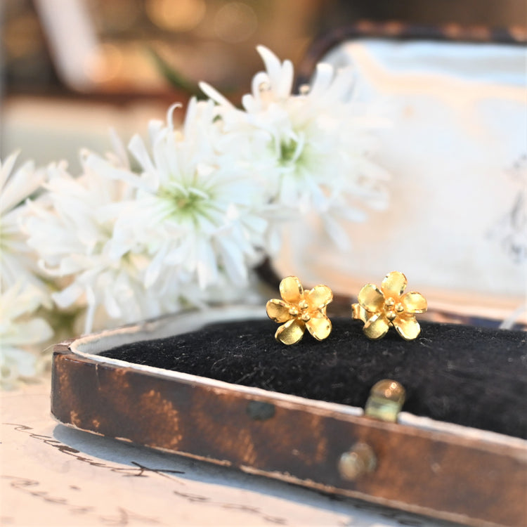 立体感のある お花ピアス