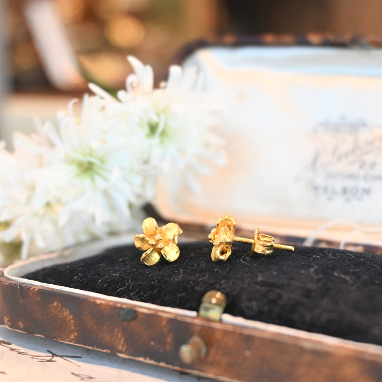 立体感のある お花ピアス