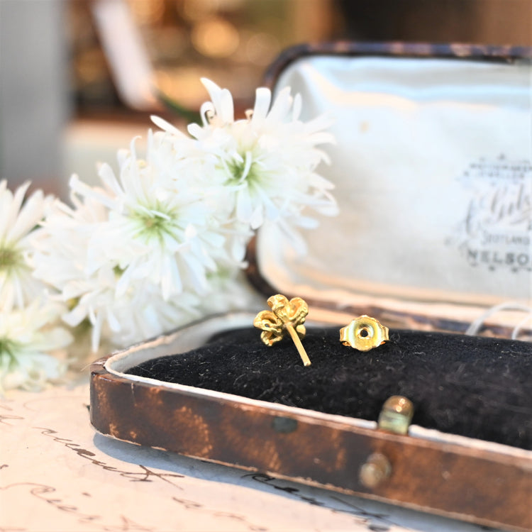 立体感のある お花ピアス