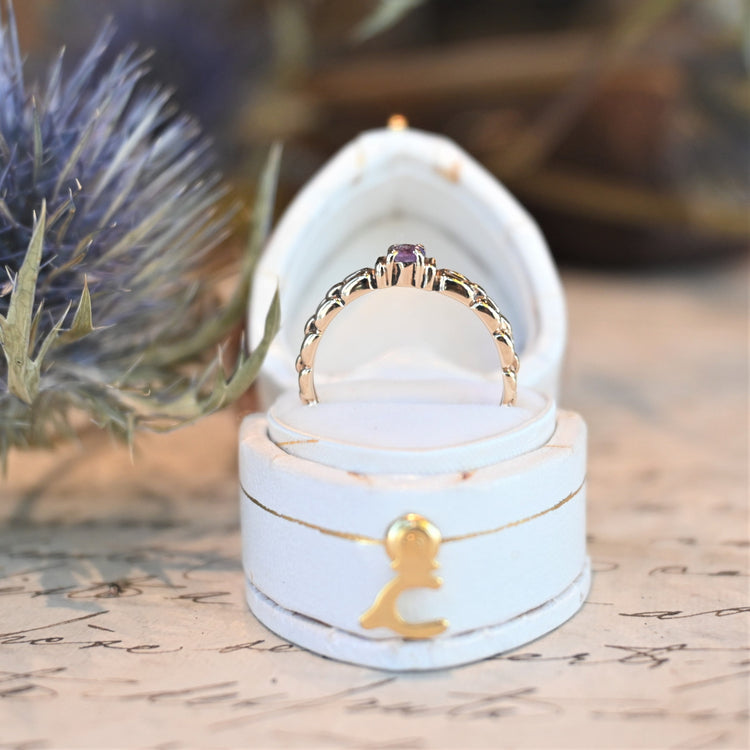 小さなアメジストが可愛い デザインリング