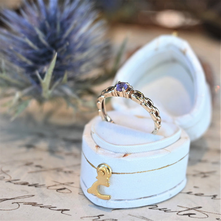 小さなアメジストが可愛い デザインリング