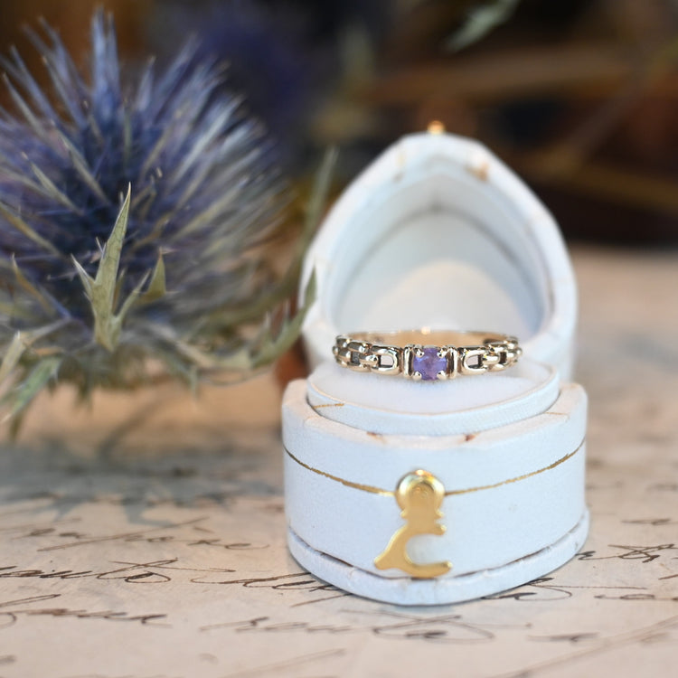 小さなアメジストが可愛い デザインリング