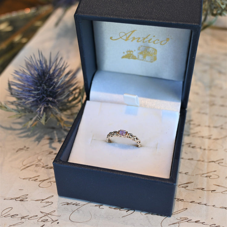 小さなアメジストが可愛い デザインリング