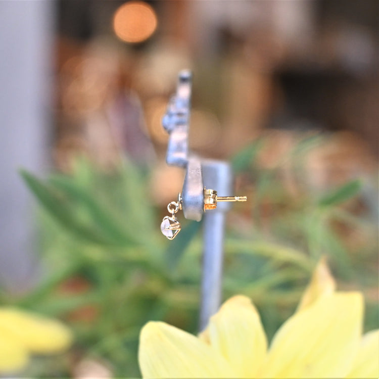 揺れるムーンストーンが可愛い ピアス