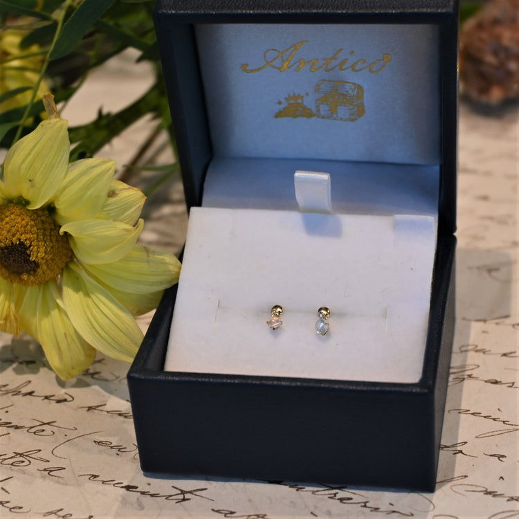 揺れるムーンストーンが可愛い ピアス