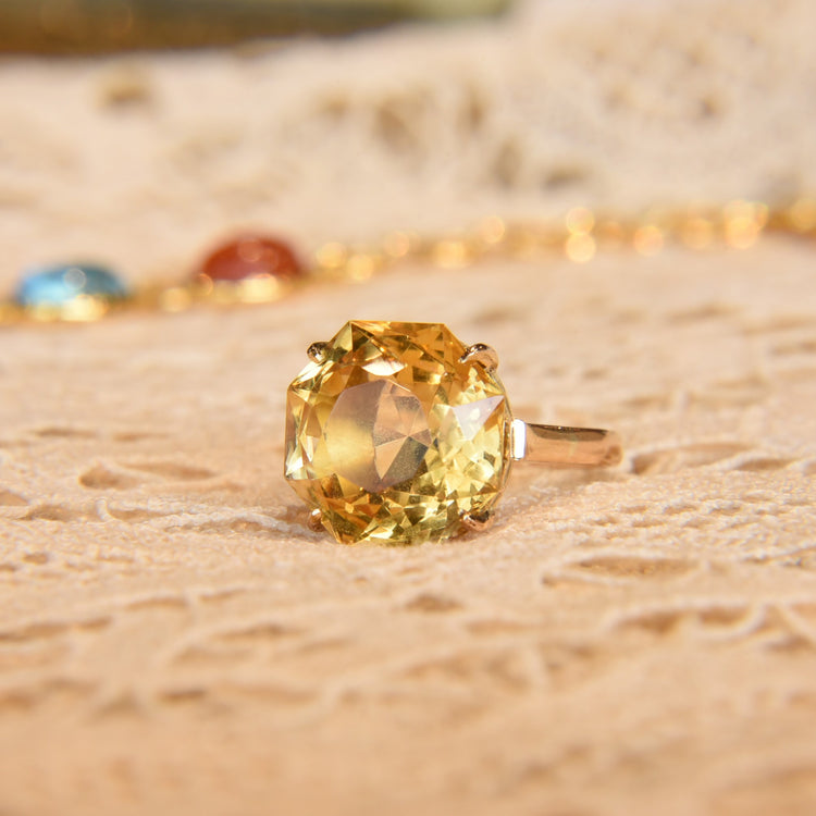 可愛らしいシトリンリング