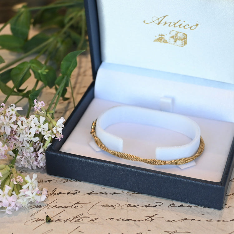 繊細な網目の ゴールドブレスレット