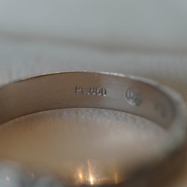 彫り細工の美しい　プラチナリング