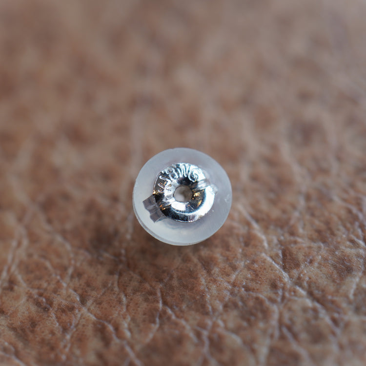 軽やかな　ダイヤモンドフープピアス