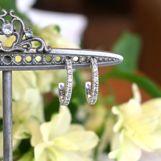 軽やかな　ダイヤモンドフープピアス