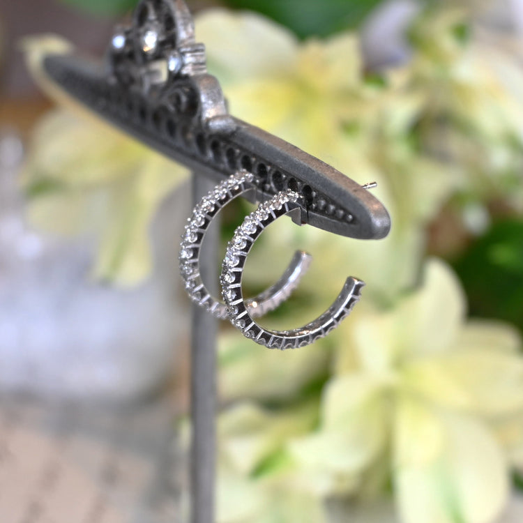 軽やかな　ダイヤモンドフープピアス