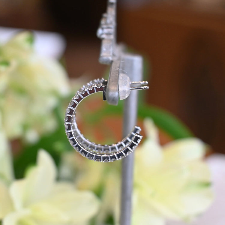 軽やかな　ダイヤモンドフープピアス