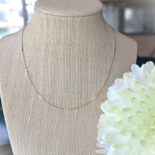 シャープな輝き　デザインネックレス